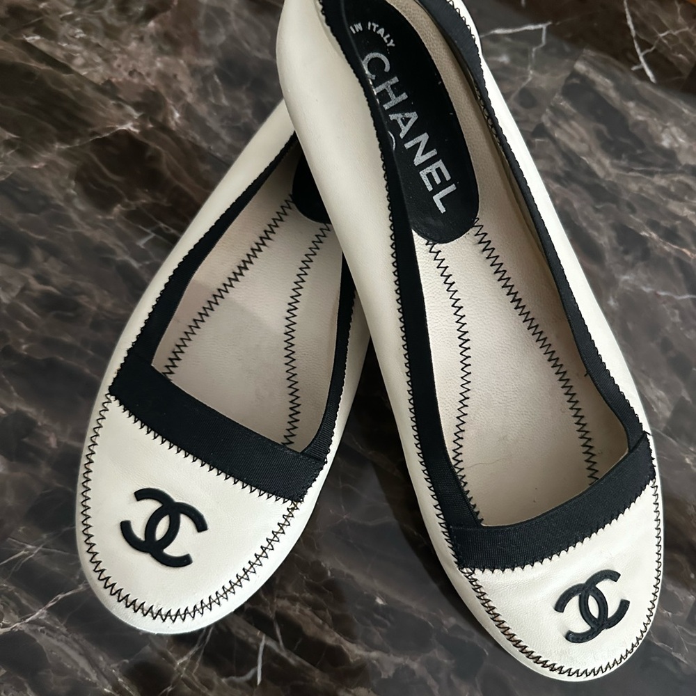 CHANEL Women's Cream and Black Flats
